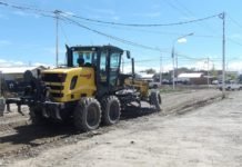 LA NUEVA MAQUINARIA MUNICIPAL TRABAJA EN LA NIVELACION DE LAS CALLES